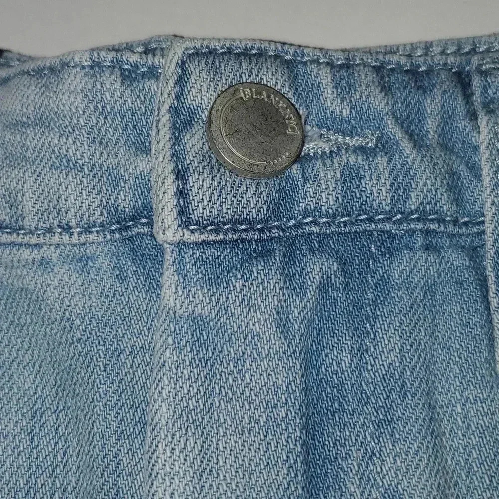 BLANK NYC Peek a Boo Front Non-Hem Cut Off Light Wash Jean Shorts NWT - Picture 10 of 11